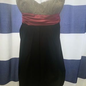 Formal dress above the knee. Sequins on the top.